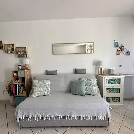 Hyeboug Pour 4 Personnes Dans Avec Piscine Situe Sur Le Port D'hyeres *