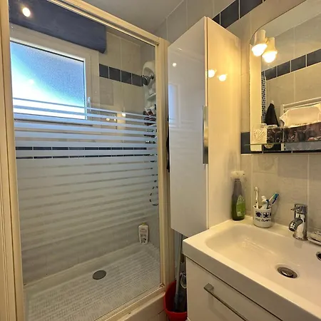 Hyeboug Pour 4 Personnes Dans Avec Piscine Situe Sur Le Port D'hyeres Appartamento
