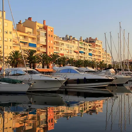 아파트 Hyeboug Pour 4 Personnes Dans Avec Piscine Situe Sur Le Port D'hyeres