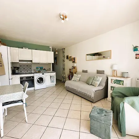 Hyeboug Pour 4 Personnes Dans Avec Piscine Situe Sur Le Port D'hyeres 아파트