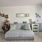 Hyeboug Pour 4 Personnes Dans Avec Piscine Situe Sur Le Port D'hyeres *