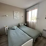 Hyeboug Pour 4 Personnes Dans Avec Piscine Situe Sur Le Port D'hyeres *