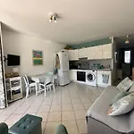 Hyeboug Pour 4 Personnes Dans Avec Piscine Situe Sur Le Port D'hyeres Apartament *