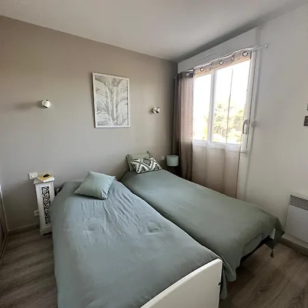 Hyeboug Pour 4 Personnes Dans Avec Piscine Situe Sur Le Port D'hyeres *