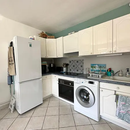 Hyeboug Pour 4 Personnes Dans Avec Piscine Situe Sur Le Port D'hyeres Apartment *