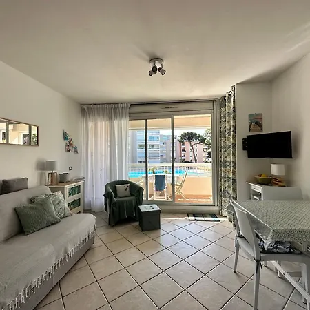 Hyeboug Pour 4 Personnes Dans Avec Piscine Situe Sur Le Port D'hyeres Apartment *