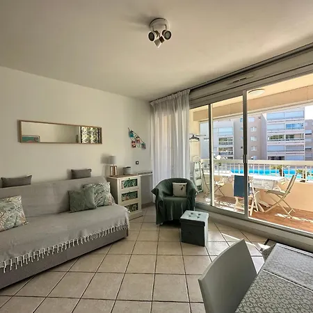 Apartment Hyeboug Pour 4 Personnes Dans Avec Piscine Situe Sur Le Port D'hyeres