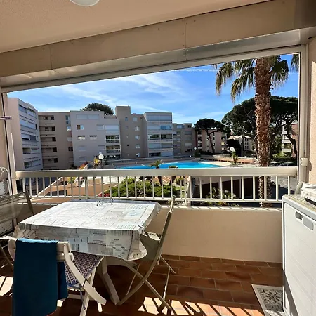 Hyeboug Pour 4 Personnes Dans Avec Piscine Situe Sur Le Port D'hyeres *