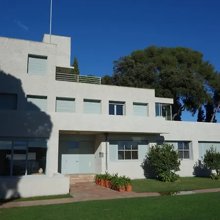 Hyeboug Pour 4 Personnes Dans Avec Piscine Situe Sur Le Port D'hyeres