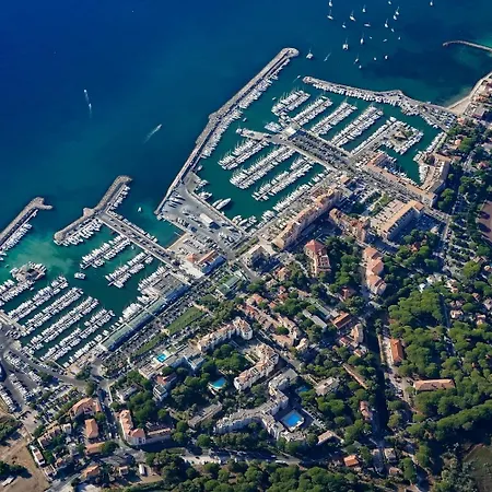 Hyeboug Pour 4 Personnes Dans Avec Piscine Situe Sur Le Port D'hyeres Hyeres